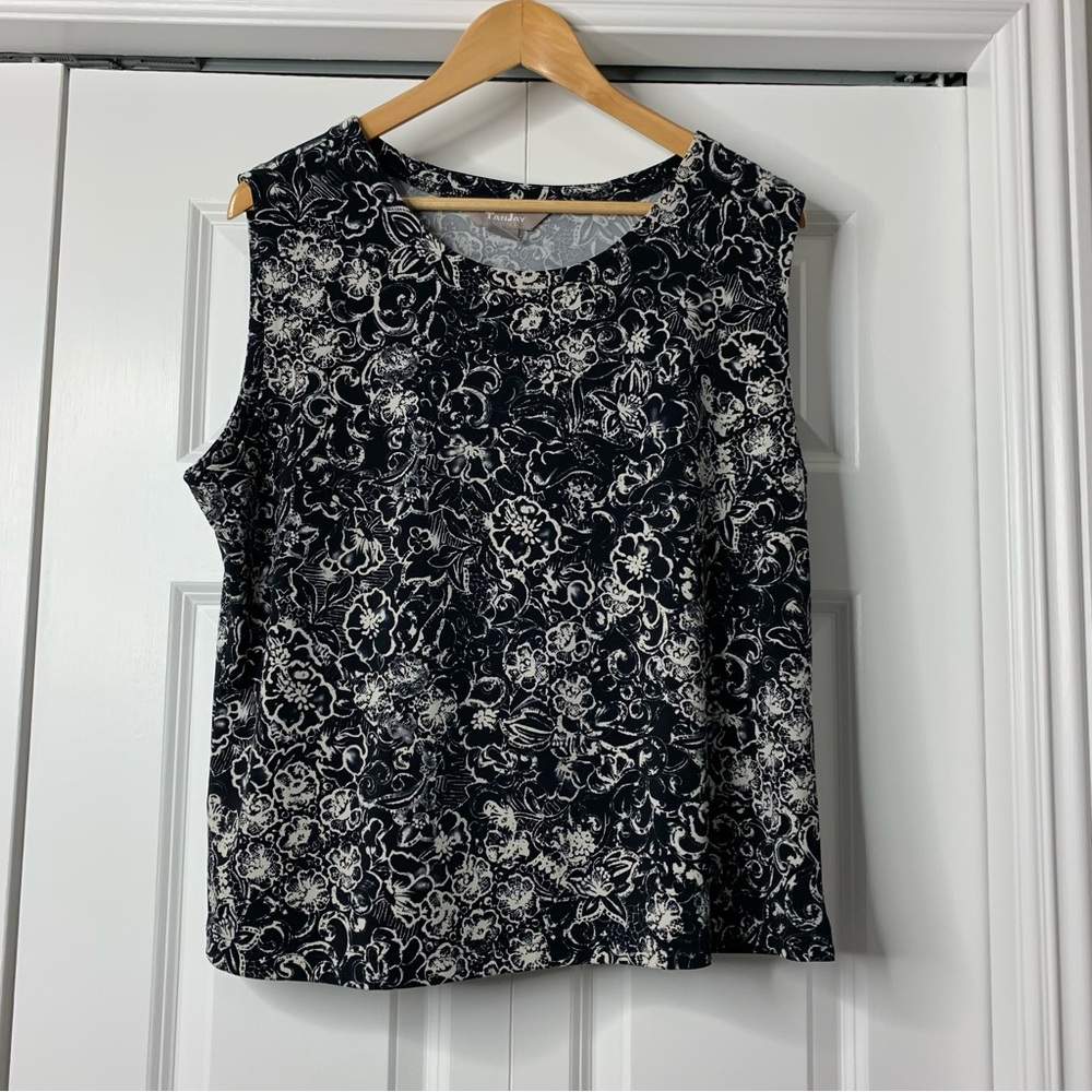 TanJay Black and White Floral Sleeveless Blouse Size L.